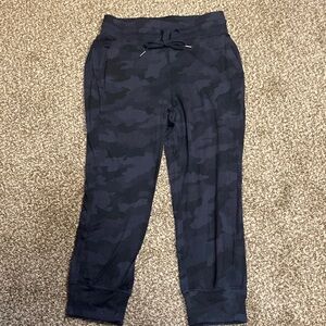 Womens size 8 Ready to Rulu cropped camo pants